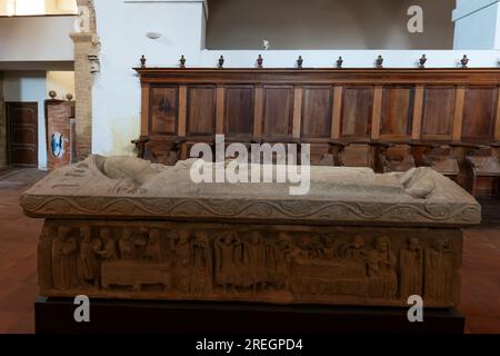 Gotik, Grab aus dem 13. Jahrhundert. Das Innere der Kirche San Tirso. Die Kirche wurde im 12. Jahrhundert in der historischen Stadt Sahagun, Spanien, erbaut. Das ist es Stockfoto