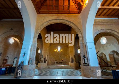 Das Innere der Kirche San Tirso. Die Kirche wurde im 12. Jahrhundert in der historischen Stadt Sahagun, Spanien, erbaut. Es ist ein gutes Beispiel für Romanik-Mudeja Stockfoto