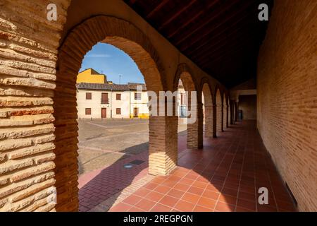 Veranda der Pfarrkirche San Lorenzo (Iglesia de San Lorenzo) in Sahagun, Spanien. Die Kirche San Lorenzo wurde zwischen dem 12. Und 13. Jahrhundert erbaut Stockfoto