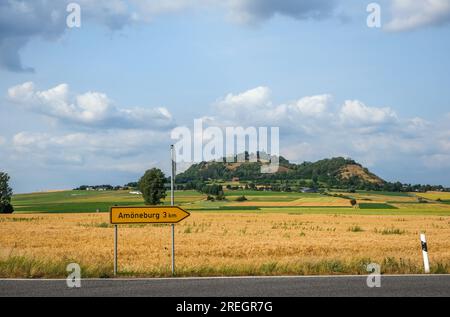 Amöneburg, Hessen, Deutschland - Landstraße nach Amöneburg. Amöneburg ist eine kleine Stadt im Stadtteil Marburg-Biedenkopf im Zentrum Hessens. Es ist Situation Stockfoto