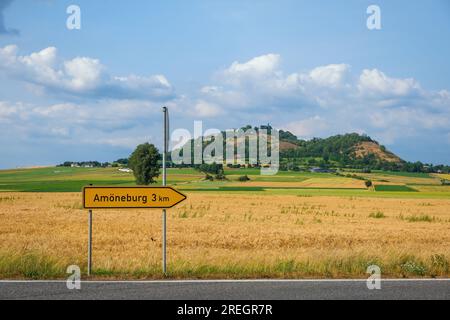 Amöneburg, Hessen, Deutschland - Landstraße nach Amöneburg. Amöneburg ist eine kleine Stadt im Stadtteil Marburg-Biedenkopf im Zentrum Hessens. Es ist Situation Stockfoto