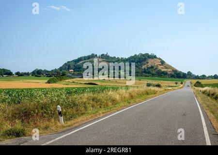 Amöneburg, Hessen, Deutschland - Landstraße nach Amöneburg. Amöneburg ist eine kleine Stadt im Stadtteil Marburg-Biedenkopf im Zentrum Hessens. Es ist Situation Stockfoto