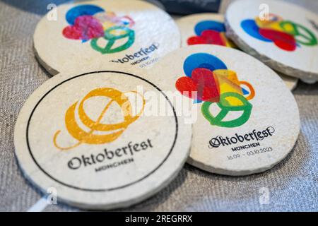 München, Deutschland. 28. Juli 2023. Souvenirs mit dem Logo der Marke „Oktoberfest“ werden während einer Pressekonferenz über die Innovationen auf dem Münchner Oktoberfest ausgestellt. Kredit: Lennart Preiss/dpa/Alamy Live News Stockfoto