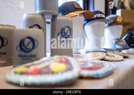 München, Deutschland. 28. Juli 2023. Souvenirs mit dem Logo der Marke „Oktoberfest“ werden während einer Pressekonferenz über die Innovationen auf dem Münchner Oktoberfest ausgestellt. Kredit: Lennart Preiss/dpa/Alamy Live News Stockfoto