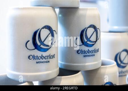 München, Deutschland. 28. Juli 2023. Souvenirs mit dem Logo der Marke „Oktoberfest“ werden während einer Pressekonferenz über die Innovationen auf dem Münchner Oktoberfest ausgestellt. Kredit: Lennart Preiss/dpa/Alamy Live News Stockfoto