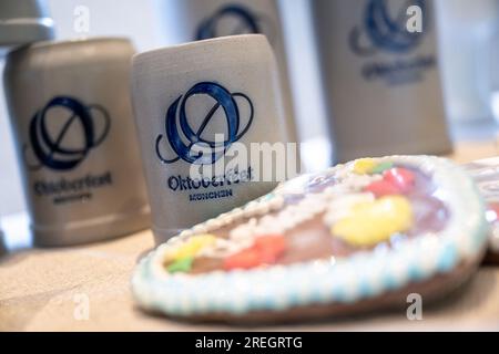 München, Deutschland. 28. Juli 2023. Souvenirs mit dem Logo der Marke „Oktoberfest“ werden während einer Pressekonferenz über die Innovationen auf dem Münchner Oktoberfest ausgestellt. Kredit: Lennart Preiss/dpa/Alamy Live News Stockfoto