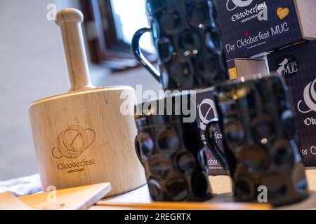 München, Deutschland. 28. Juli 2023. Souvenirs mit dem Logo der Marke „Oktoberfest“ werden während einer Pressekonferenz über die Innovationen auf dem Münchner Oktoberfest ausgestellt. Kredit: Lennart Preiss/dpa/Alamy Live News Stockfoto