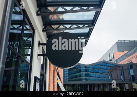 Unbedruckte Schilder für den Laden, Design-Modell isoliert, klare Ladenvorlage. Die Straße hängt an der Wand. Schild für Logo-Präsentation. Metallcafé Stockfoto