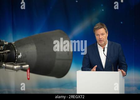 Ottobrunn, Deutschland. 28. Juli 2023. Bundeswirtschaftsminister Robert Habeck (Bündnis 90/die Grünen) nimmt an einer Pressekonferenz anlässlich eines Besuchs des Raumfahrtunternehmens Isar Aerospace Teil. Kredit: Marijan Murat/dpa/Alamy Live News Stockfoto