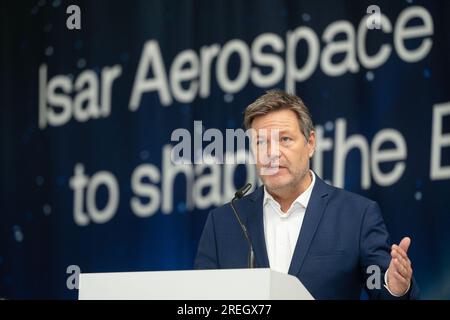 Ottobrunn, Deutschland. 28. Juli 2023. Bundeswirtschaftsminister Robert Habeck (Bündnis 90/die Grünen) nimmt an einer Pressekonferenz anlässlich eines Besuchs des Raumfahrtunternehmens Isar Aerospace Teil. Kredit: Marijan Murat/dpa/Alamy Live News Stockfoto