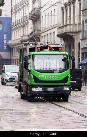 Mailand, Italien - 13. November 2021: Fahrzeug für die getrennte Sammlung von organischen Abfällen und Kunststoffen Stockfoto