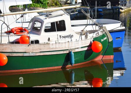 Den Oever, Niederlande. 9. Juli 2023. Altes Fischerboot im Hafen von Den Oever. Hochwertiges Foto Stockfoto