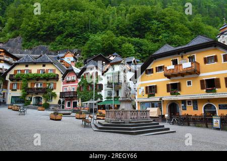 Hallstatt, Osterreich - Juni 13 2023: Zentraler Platz in der Stadt Hallstatt im Salzkammergut-Gebiet Oberösterreich Stockfoto