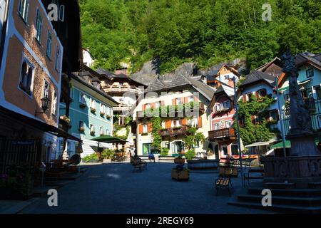 Hallstatt, Österreich - Juni 13 2023: Zentraler Platz von Hallstatt in der Region Salzkammergut in Oberösterreich, beleuchtet von Sonnenlicht Stockfoto