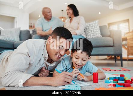 Dad, Kind und Zeichnen, auf dem Boden des Wohnzimmers spielen und sich mit einer schönen Zeit im Familienhaus verbinden. Lernen, Spaß und glücklicher Vater mit Sohn Stockfoto