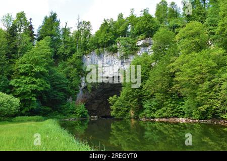 Rak und die große natürliche Brückenformation in Rakov Skocjan, Notranjska, Slowenien Stockfoto