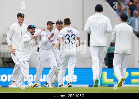 Der englische Joe Root (dritte Linke) feiert, die australische Marnus Labuschagne (nicht abgebildet) mit Teamkollegen am zweiten Tag des fünften LV= Insurance Ashes Series-Testspiels im Kia Oval, London, zu sehen. Bilddatum: Freitag, 28. Juli 2023. Stockfoto