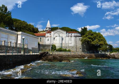 St. Jakobs Kirche neben dem Meeresweg an der Küste der Adria in Opatija, Kroatien Stockfoto