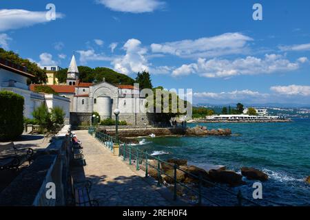 Opatija, Kroatien - 21 2023. Mai: Küstenwanderweg und St. Jakobs Kirche an der Adriaküste in Opatija, Kroatien Stockfoto