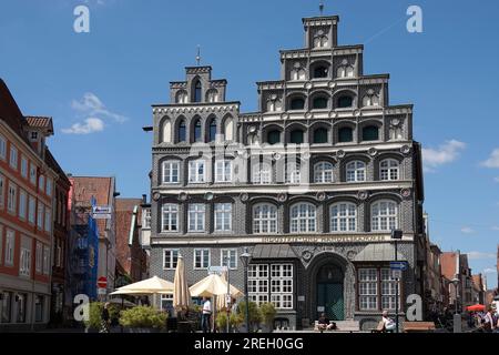 Lüneburg - 7. Juli 2023 ein Haus mit einer ungewöhnlichen Fassade in Lüneburg. Dieses Gebäude aus dem Jahr 1548 war ursprünglich eine Brauerei. Jetzt das C Stockfoto