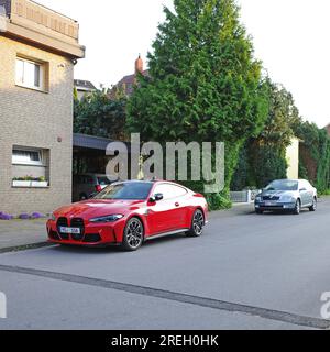 Bad Oeynhausen, Deutschland - Juni 4 2023 Ein glänzend roter BMW M4 parkt auf der Straße. Stockfoto