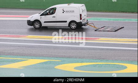 Stavelot, Belgien. 28. Juli 2023. Abbildung zeigt ein Auto, das die Rennstrecke während der Vorbereitungen für das Rennen des Großen Preises F1 von Belgien in Spa-Francorchamps reinigt. Der Spa-Francorchamps Formel 1 Grand Prix findet an diesem Wochenende vom 28. Juli bis 30. Juli statt. BELGA FOTO BENOIT DOPPAGNE Kredit: Belga News Agency/Alamy Live News Stockfoto