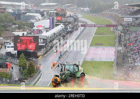 Stavelot, Belgien. 28. Juli 2023. Abbildung zeigt einen Traktor, der die Rennstrecke während der Vorbereitungen für das Rennen des Großen Preises F1 von Belgien in Spa-Francorchamps reinigt. Der Spa-Francorchamps Formel 1 Grand Prix findet an diesem Wochenende vom 28. Juli bis 30. Juli statt. BELGA FOTO BENOIT DOPPAGNE Kredit: Belga News Agency/Alamy Live News Stockfoto