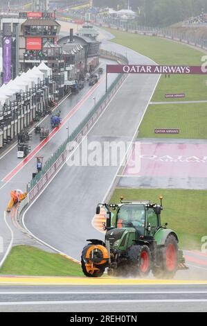 Stavelot, Belgien. 28. Juli 2023. Abbildung zeigt einen Traktor, der die Rennstrecke während der Vorbereitungen für das Rennen des Großen Preises F1 von Belgien in Spa-Francorchamps reinigt. Der Spa-Francorchamps Formel 1 Grand Prix findet an diesem Wochenende vom 28. Juli bis 30. Juli statt. BELGA FOTO BENOIT DOPPAGNE Kredit: Belga News Agency/Alamy Live News Stockfoto