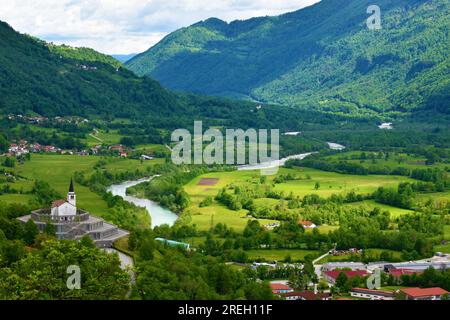 Blick auf das Kobarid-Becken und das italienische Charterhaus mit dem Fluss Soča in Primorska, Slowenien Stockfoto