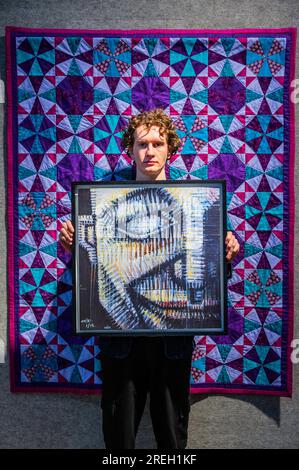 London, Großbritannien. 28. Juli 2023. Ollie Sylvester, Happy Go F*cky, 2021, geschätzt 600–800 £, vor Lucy Lanning's Kaleidoscope Quilt, 2023, geschätzt 2000–3000 £ – Vorschau auf die Bonhams Staff Art Auction, die am 4. August 2023 endet. Die Prämie des Käufers aus diesem Verkauf wird an Cure Parkinson gespendet, die sich verpflichtet hat, das Bewusstsein für die kurative Parkinson-Forschung zu schärfen und Mittel dafür bereitzustellen. Kredit: Guy Bell/Alamy Live News Stockfoto