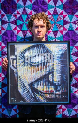 London, Großbritannien. 28. Juli 2023. Ollie Sylvester, Happy Go F*cky, 2021, geschätzt 600–800 £, vor Lucy Lanning's Kaleidoscope Quilt, 2023, geschätzt 2000–3000 £ – Vorschau auf die Bonhams Staff Art Auction, die am 4. August 2023 endet. Die Prämie des Käufers aus diesem Verkauf wird an Cure Parkinson gespendet, die sich verpflichtet hat, das Bewusstsein für die kurative Parkinson-Forschung zu schärfen und Mittel dafür bereitzustellen. Kredit: Guy Bell/Alamy Live News Stockfoto