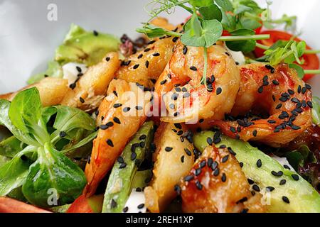 Gegrillte Garnelen, Avocado und Tomatensalat garniert mit Wachteleiern Stockfoto