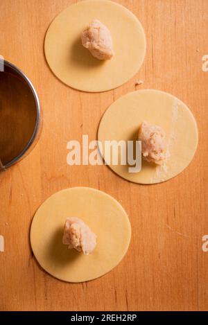 Pasta und Tortellini zuhause auf Holzständer und Chrome Pasta Maker Stockfoto