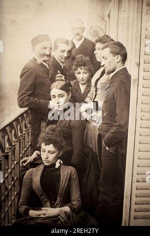 La famille Claudel, Jessie Lipscomb, Ferdinand de Massary et son pere sur le Balcon de l'Appartement du 31 Boulevard de Port Royal. (Au Premier Plan: Louise (nee en 1866), derriere elle, madame Claudel (nee Louise Athanaise Cerveaux en 1840) und Camille (1864-1943). Autour d'elles, de gauche a droite, Louis Prosper Claudel (Son pere, 1826-1913), Paul (Son frere, 1868-1955), Alphonse de Massary (mort en 1874), Jessie Lipscomb (1861-1952) et Ferdinand (epoux de Louise, 1855-1896). Photographie en 1887, par William Elborne (c.1858-1952). Musée des Beaux Arts de Poitiers (Frankreich). Stockfoto