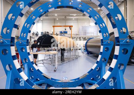 Ottobrunn, Deutschland. 28. Juli 2023. Mitarbeiter des Luft- und Raumfahrtunternehmens Isar Aerospace produzieren die Verkleidung einer Rakete in einer Halle. Kredit: Marijan Murat/dpa/Alamy Live News Stockfoto