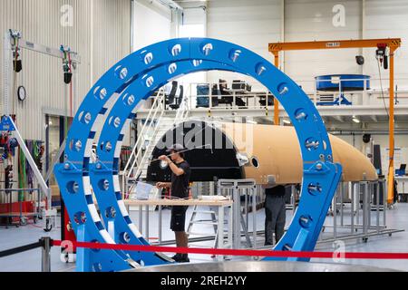 Ottobrunn, Deutschland. 28. Juli 2023. Mitarbeiter des Luft- und Raumfahrtunternehmens Isar Aerospace produzieren die Verkleidung einer Rakete in einer Halle. Kredit: Marijan Murat/dpa/Alamy Live News Stockfoto