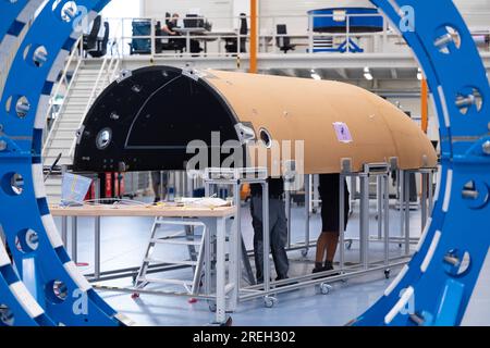 Ottobrunn, Deutschland. 28. Juli 2023. Mitarbeiter des Luft- und Raumfahrtunternehmens Isar Aerospace produzieren die Verkleidung einer Rakete in einer Halle. Kredit: Marijan Murat/dpa/Alamy Live News Stockfoto