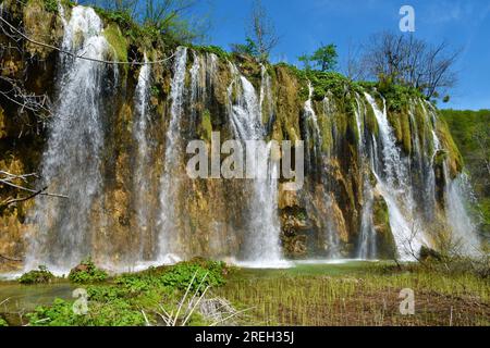 Blick auf den Mali Prštavac-Wasserfall an den Plitvicer Seen im Kreis Lika-Senj, Kroatien im Kreis Lika-Senj, Kroatien Stockfoto