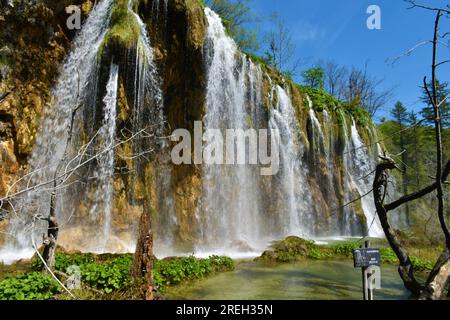 Mali Prštavac Wasserfall an den Plitvicer Seen in der Provinz Lika-Senj, Kroatien mit einem Schild mit dem Namen des Wasserfalls und dem Wort Wasserfall in kroatien Stockfoto