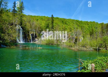 Blick auf den Milino Jezero See, den Mali Prštavac Wasserfall und den bewaldeten Hügel über den Plitvicer Seen in der Provinz Lika-Senj, Kroatien Stockfoto