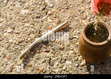 Nahansicht der Verknüpfungsvorbereitung im Freien, Platzierung des Yerba innerhalb der Verknüpfung, Kopierbereich. Stockfoto