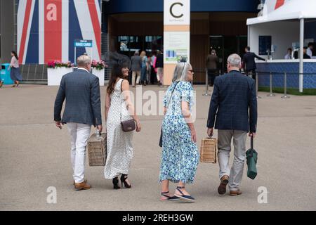 Ascot, Berkshire, Großbritannien. 28. Juli 2023. Rennfahrer kommen am ersten Tag des QIPCO King George Wochenendes der Pferderennen auf der Rennbahn in Ascot an. Es war ein langweiliger Tag, aber angenehm warm. Kredit: Maureen McLean/Alamy Live News Stockfoto