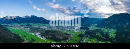 Panoramablick aus dem Tal der urlaubsregion reutte-ausserfern mit Blick auf den hahnenkamm und die tauern Stockfoto