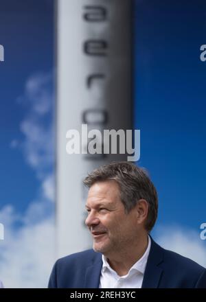 Ottobrunn, Deutschland. 28. Juli 2023. Der deutsche Wirtschaftsminister Robert Habeck (Bündnis 90/die Grünen) lacht bei einem Besuch des Raumfahrtunternehmens Isar Aerospace. Kredit: Marijan Murat/dpa/Alamy Live News Stockfoto