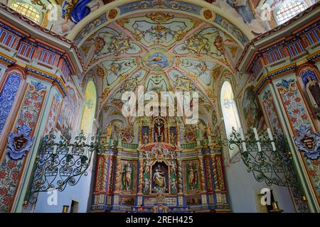 PEISEY NANCROIX, NÖRDLICHE ALPEN, FRANKREICH - 6. JUNI 2023: Das farbenfrohe und barocke Interieur des Heiligtums Notre Dame des Vernettes Stockfoto