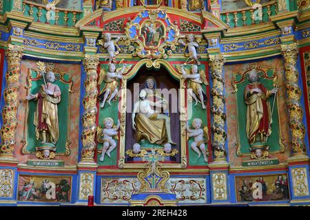 PEISEY NANCROIX, NÖRDLICHE ALPEN, FRANKREICH - 6. JUNI 2023: Das farbenfrohe und barocke Interieur des Heiligtums Notre Dame des Vernettes Stockfoto