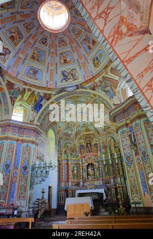 PEISEY NANCROIX, NÖRDLICHE ALPEN, FRANKREICH - 6. JUNI 2023: Das farbenfrohe und barocke Interieur des Heiligtums Notre Dame des Vernettes Stockfoto