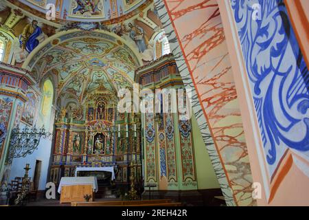 PEISEY NANCROIX, NÖRDLICHE ALPEN, FRANKREICH - 6. JUNI 2023: Das farbenfrohe und barocke Interieur des Heiligtums Notre Dame des Vernettes Stockfoto