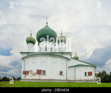 Weiße Kirche mit grünen Kuppeln im alten Ladoga, Russland. Alte, östliche, orthodoxe Kirche Stockfoto