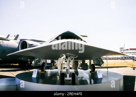 Boeing X-45 Demonstrator für unbemannte Kampfflugzeuge auf der Farnborough International Airshow 2006 mit JDAM- und GBU-39-Waffen Stockfoto